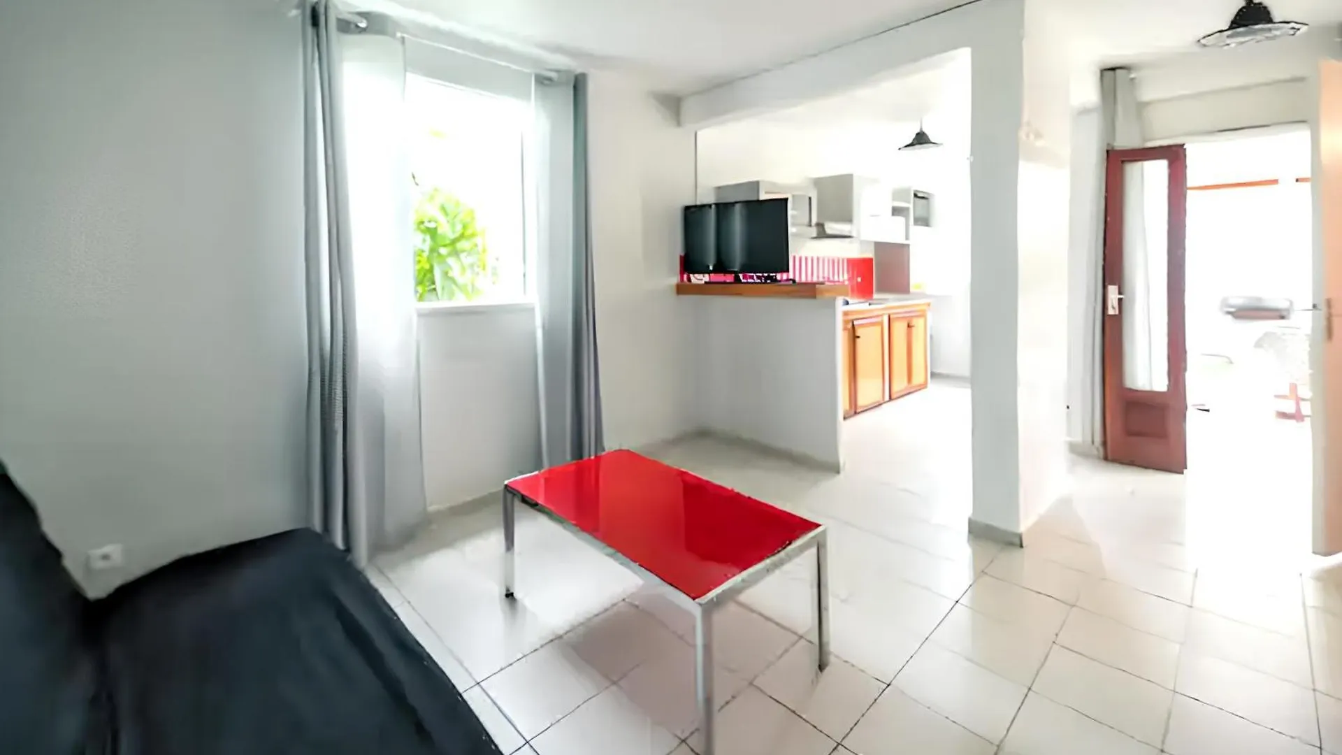 Maison Charmante A Sainte-Anne Avec Piscine Partagee. Guadeloupe