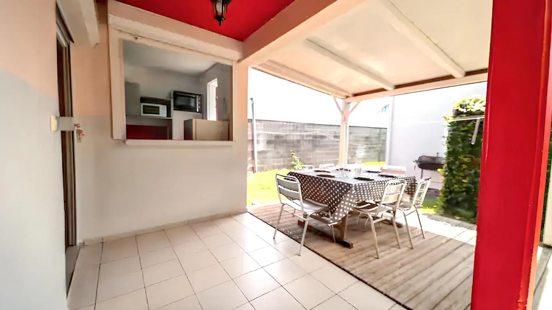 Holiday home Maison Charmante A Sainte-Anne Avec Piscine Partagee.