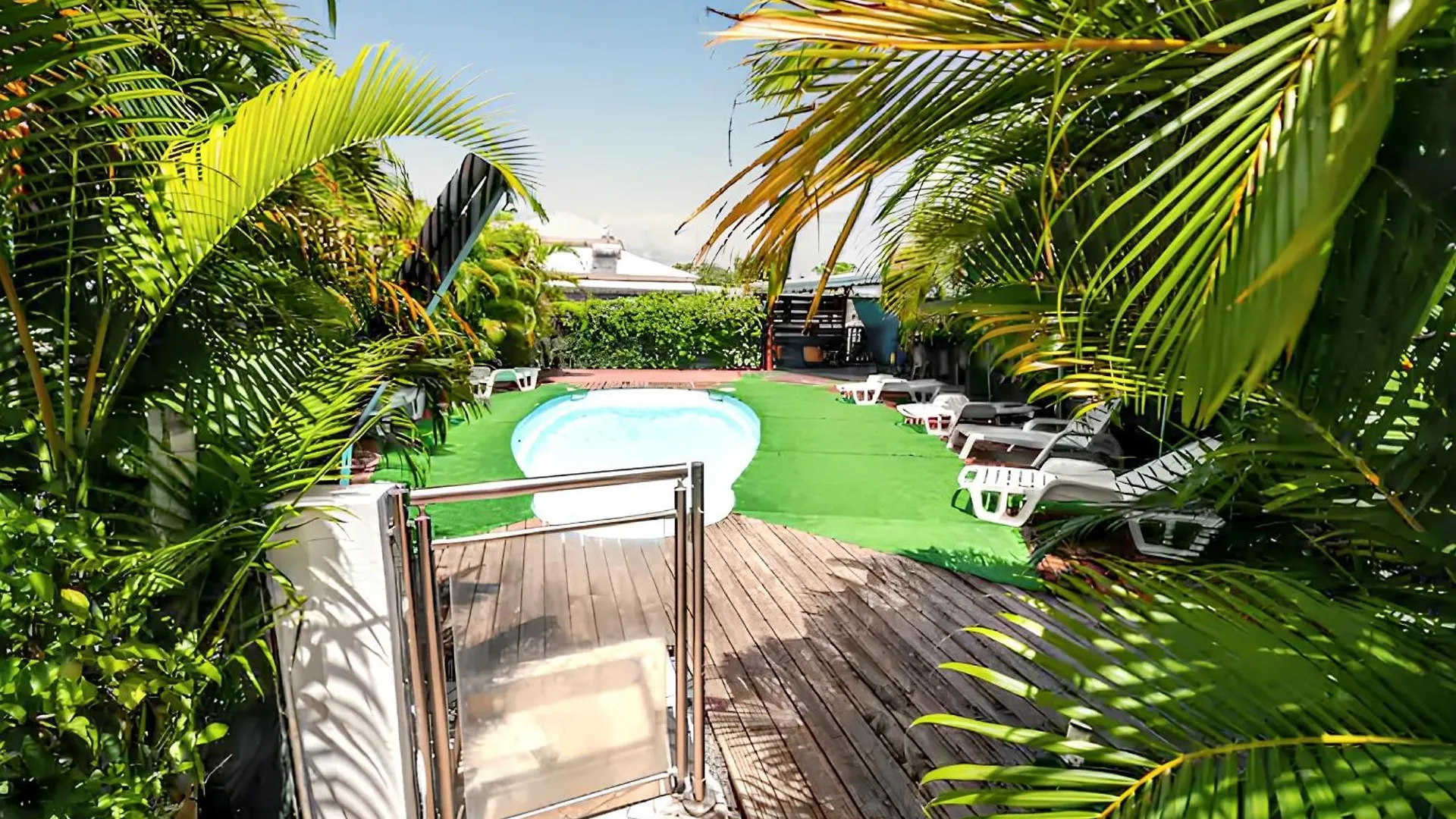 Maison Charmante A Sainte-Anne Avec Piscine Partagee.